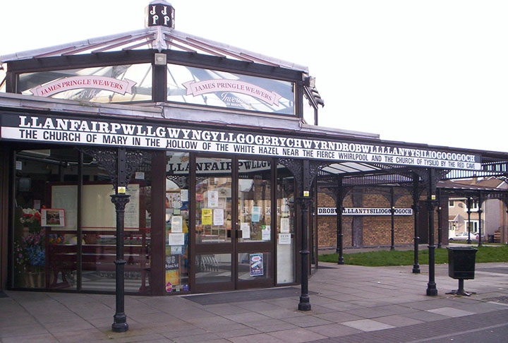 A estação de trem é um dos lugares que mantêm o nome completo para atrair a atenção de quem chega à cidade. 