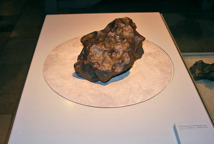 A mulher estava sentada na varanda, tomando café com uma amiga, quando sentiu um impacto nas costas. Ela entregou o objeto a um geólogo e ele disse que, em uma observação preliminar, dificilmente seria um meteorito.