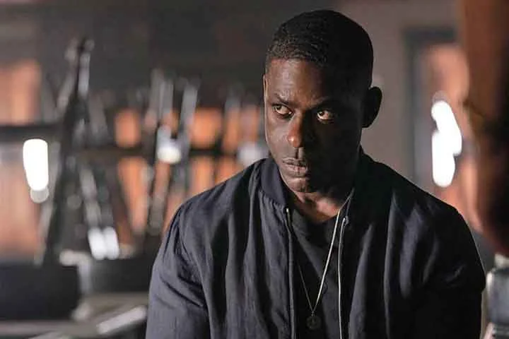 General Curtleigh, pai de Xavier (foto), não quer largar a função apesar do Parkinson. A série promove, assim, a conscientização sobre a doença, mostrando reais problemas que o diagnóstico traz não só para a pessoa, como para sua família e amigos.