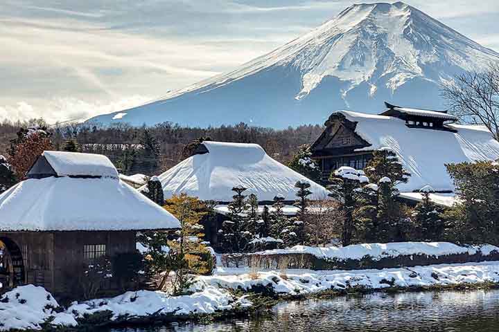 Unida à paisagem do Monte Fuji existe a loja de conveniência Lawson. Esta junção causou alguns problemas com os turistas que buscam a foto perfeita. Eles foram acusados de estacionar ilegalmente, ignorar sinais de trânsito e até invadir propriedades, como o teto de uma clínica odontológica ao lado da loja.