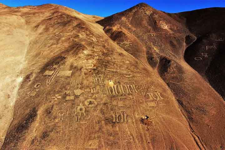 A Fundação Desierto de Atacama fez uma denúncia, divulgando imagens impactantes capturadas por drones que sobrevoaram o local.