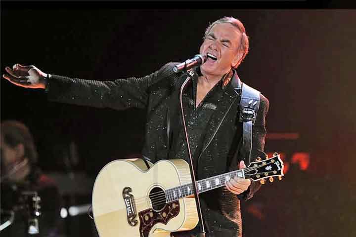 O cantor Neil Diamond, conhecido por clássicos como Sweet Caroline, foi diagnosticado com Parkinson em 2018, aos 77 anos. Ele precisou cancelar todas as suas apresentações após o diagnóstico, uma decisão difícil para alguém que passou a vida no palco.