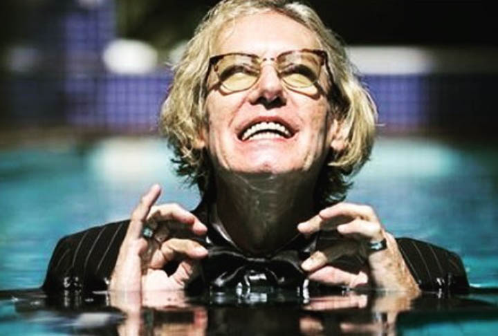 O cantor Eduardo Dussek vive com Parkinson desde 2006, quando foi diagnosticado com a doença. Em suas entrevistas, ele expressa uma visão positiva sobre a condição, considerando-a como uma oportunidade de iluminação pessoal.