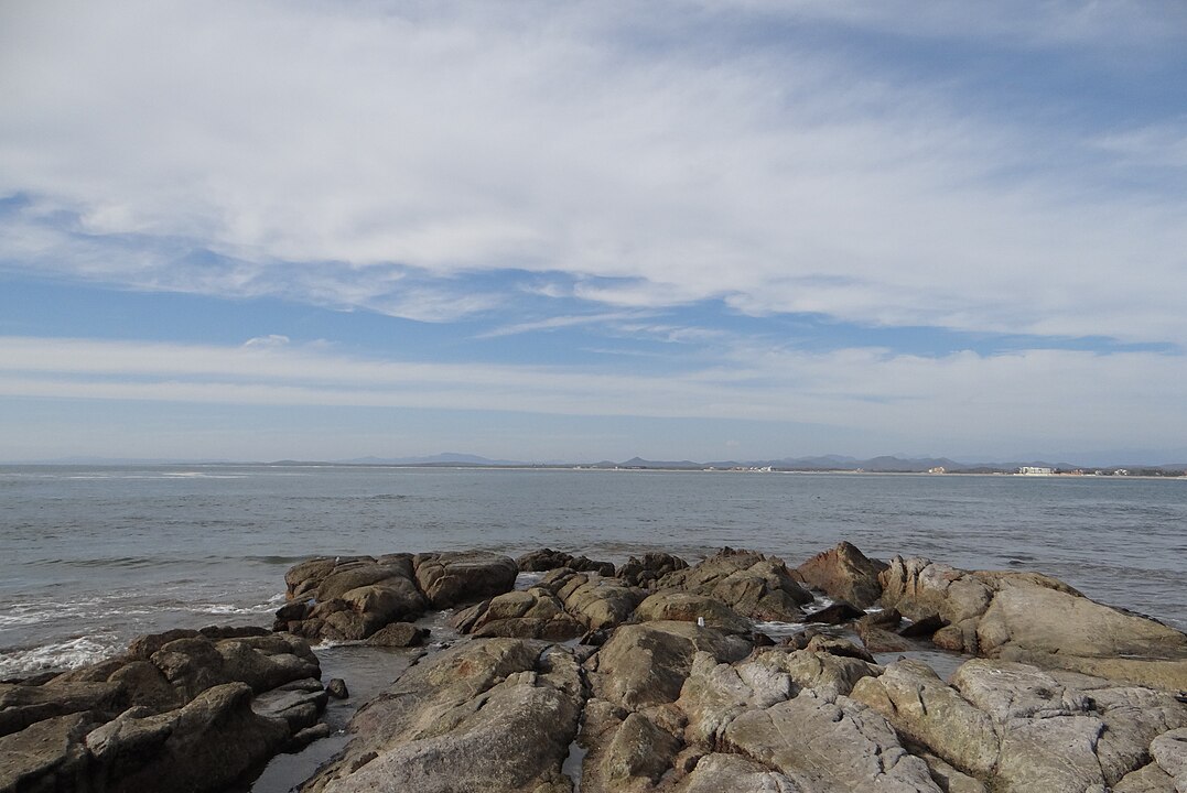 Golfo da Califórnia: Entre a península da Baixa Califórnia e o México continental, conhecido por sua rica biodiversidade e importância para o turismo e pesca na região.