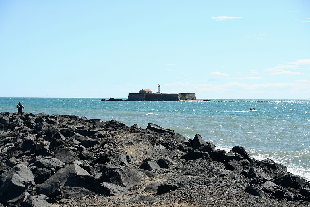 Golfo de Lion: Na costa sul da França, é crucial para a pesca, o turismo e atividades náuticas no Mediterrâneo.
