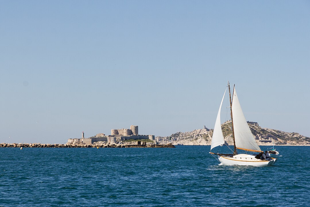 Os golfos têm águas relativamente calmas, tornando-se ideais para portos naturais, atividades pesqueiras e rotas comerciais.
