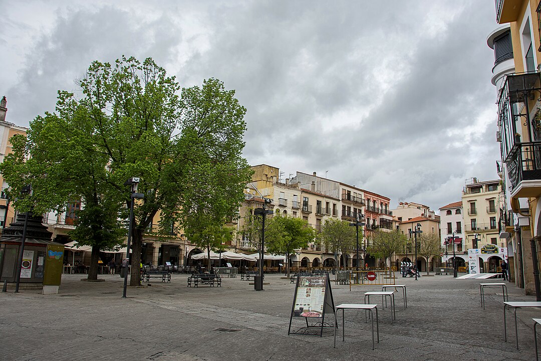 A cidade de Plasencia, na província de Cáceres, comunidade autônoma da Estremadura, também tem uma Plaza Mayor. Datada do século 12, ainda preserva uma atmosfera medieval. Da praça saem 7 ruas e cada uma delas faz ligação com uma porta da muralha que protegia a cidade de invasores. 