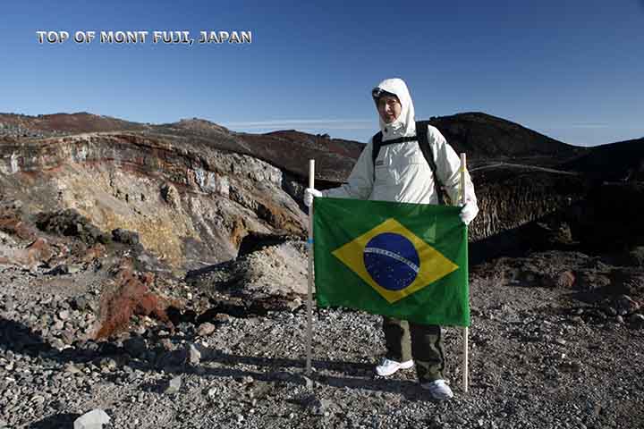 Com isso, antes de viajar ao Monte Fuji, é aconselhável verificar as últimas atualizações e diretrizes. Algo importante para garantir uma experiência segura e agradável que respeite tanto a natureza quanto às comunidades locais.