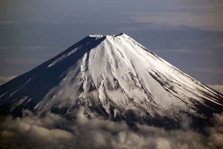 O monte Fuji é a mais alta montanha da ilha de Honshu e de todo o arquipélago japonês. É um vulcão ativo, porém de baixo risco de erupção.