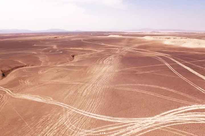 As imagens mostram os geoglifos danificados pelas marcas de pneus deixadas por motocicletas e veículos 4x4 usados em corridas e expedições realizadas no Atacama.
