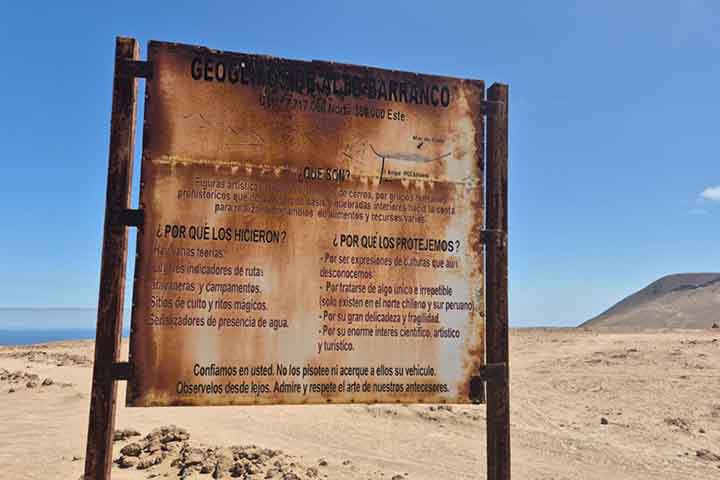 No Chile, é proibido danificar monumentos nacionais; o ato é considerado crime.