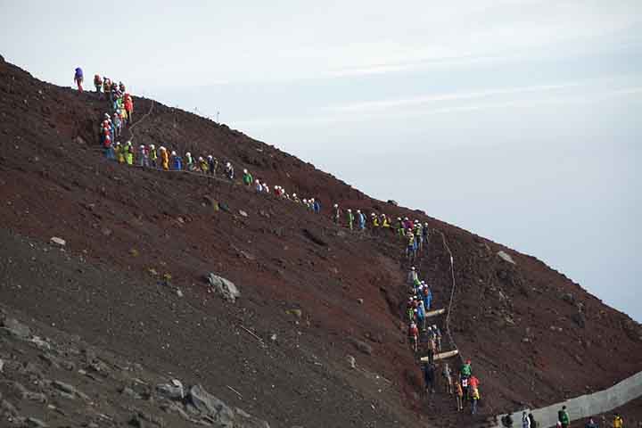 Assim, o monte Fuji localiza-se a oeste de Tóquio, próximo da costa do oceano Pacífico da ilha de Honshu, na fronteira entre as províncias de Shizuoka e de Yamanashi. Existem três pequenas cidades que envolvem o Monte Fuji, Gotemba a leste, Fuji-Yoshida a norte e Fujinomiya a sudoeste.