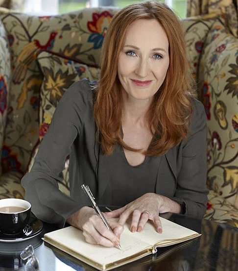 Ainda na infância, Joanne era a autora das histórias que lia para sua irmã mais nova, Diane. Seu primeiro livro de ficção foi produzido quando tinha seis anos, A História de Um Coelho Chamado Coelho.