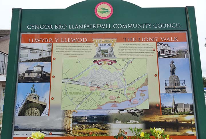 Nos mapas costuma aparecer a inscrição “Llanfair Pwllgwyngyll”. Também de forma resumida. 