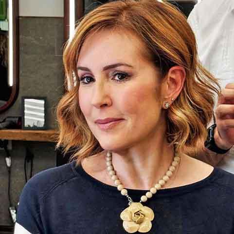 A jornalista Renata Capucci revelou em 2022 que foi diagnosticada com Parkinson aos 45 anos. Ela percebeu os primeiros sintomas enquanto participava do programa Popstar, quando começou a mancar.