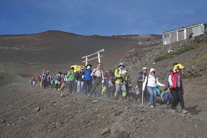 Foi formado aproximadamente há 100.000 anos atrás por constantes erupções vulcânicas e se tornou a maior montanha do Japão, com 3.776 metros de altura. A última erupção, em 1707, durou 16 dias, quando as cinzas vulcânicas alcançaram Tóquio.