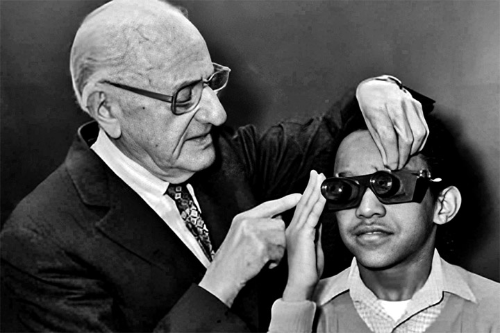 Foi quando o oftalmologista William Feinbloom (foto) combinou vidro e plástico para criar uma versão mais leve. Em 1948, Kevin Tuohy projetou uma lente de contato apenas para a córnea, reduzindo ainda mais o desconforto.