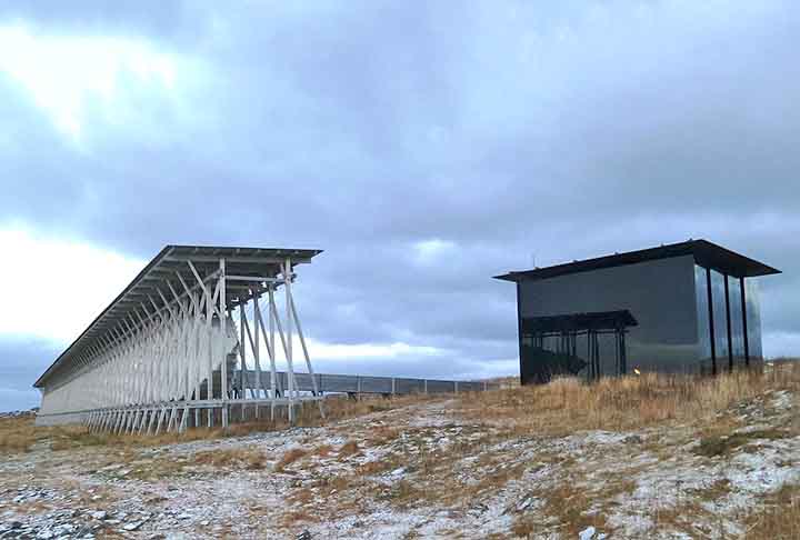Já o Memorial Steilneset (Noruega) foi inaugurado em 2011 e presta homenagem às 135 pessoas (incluindo crianças) acusadas de feitiçaria no período da Inquisição da Igreja, entre 1598 e 1692.