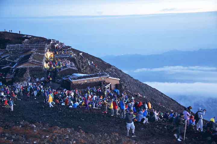 O alto do monte tem sido considerado sagrado desde tempos antigos, tendo o seu acesso sido proibido a mulheres até à Era Meiji. Contudo, hoje em dia é um destino turístico popular, sobretudo para escalada.