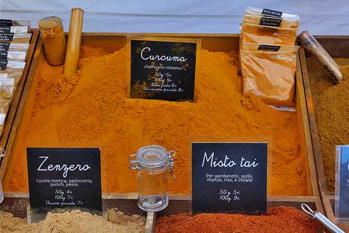 Quando usada de forma terapêutica, a cúrcuma ajuda a aliviar a dor de cabeça e as dores nas articulações, como a que acontece na artrite reumatoide.