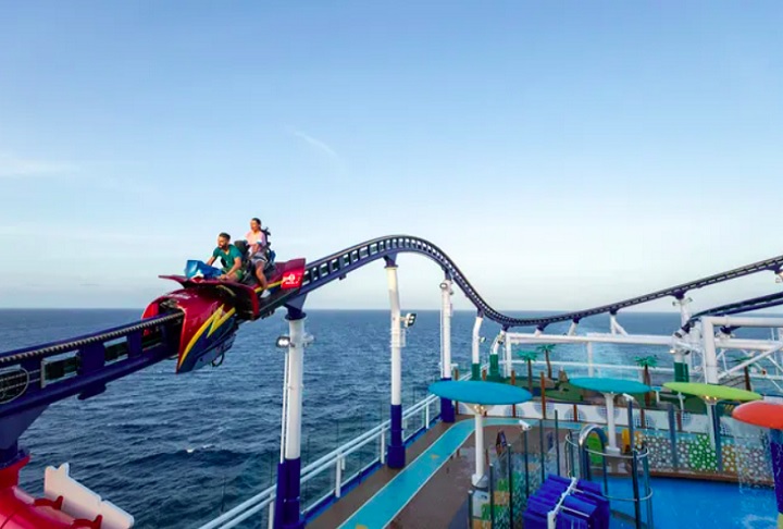 Porém, o navio da Carnival Cruise Line tem como grande destaque a Bolt, a primeira montanha-russa instalada a bordo de um cruzeiro. A própria pessoa consegue controlar a velocidade do carrinho durante o passeio, que tem vista de 360º do oceano!