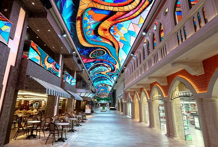 A bordo, os hóspedes podem desfrutar de 21 bares e salões, 10 restaurantes, spas e áreas de recreação infantil. O navio também conta com tecnologias modernas que ajudam a reduzir os impactos no ecossistema marinho.