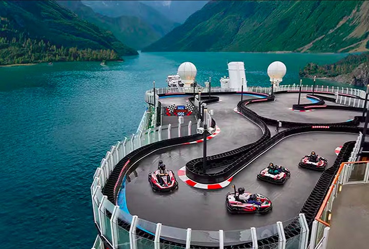 Embora não acomode tantas pessoas quanto outros navios da lista, o Norwegian Bliss se destaca por sua pista de kart de dois níveis, uma atração considerada rara em cruzeiros.