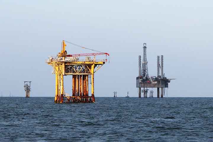 Golfo do México: Localizado entre o sudeste dos Estados Unidos, México e Cuba, é um dos maiores do mundo, crucial para o transporte marítimo e pela exploração de petróleo.