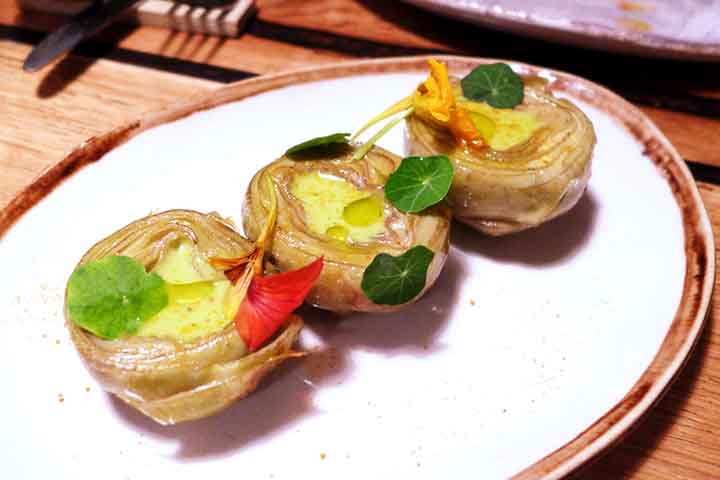 Vale destacar que por possuir ação anti-inflamatória, antimicrobiana e antioxidante, a cúrcuma pode ser recomendada, na forma de cremes ou cápsulas orais. Além de na culinária ser combinada com outros ingredientes também benéficos à saúde.