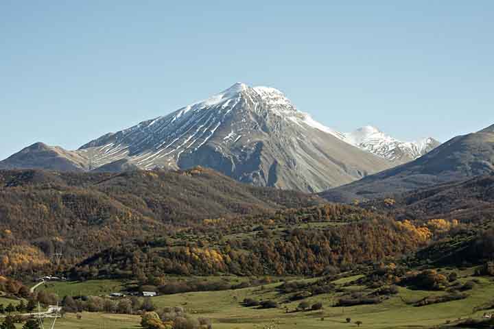 Existem no Monte Fuji vários locais como as cavernas, a floresta Aokigahara e os santuários tradicionais. Atualmente, composto por aproximadamente 50% de lava basáltica, os cientistas identificaram três fases distintas da atividade vulcânica, que resultaram na formação do Fuji-san.