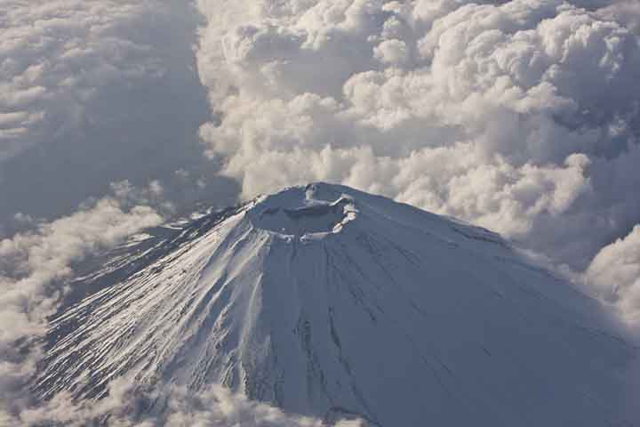 A primeira fase, denominada Sen-komitake, constituiu um núcleo de andesito descoberto recentemente nas profundezas da montanha. Além da Ko-Mitake, uma camada de basalto que se acredita ter-se formado há várias centenas de milhares de anos. Há cerca de 100.000 anos uma nova camada, a Ko-Fuji (Velha Fuji), formou-se sobre a Ko-Mitake, 