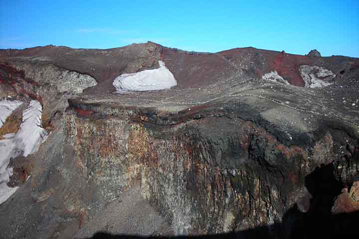 O Monte Fuji localiza-se num ponto de encontro da placa Euroasiática a Placa de Okhotsk e da Placa das Filipinas, sendo estas placas que formam as partes ocidental e oriental do Japão e a península de Izu, respetivamente.