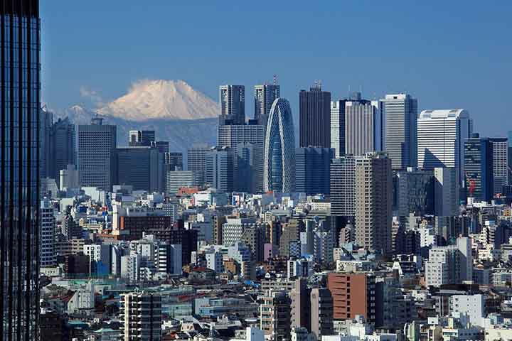 Para chegar ao Monte Fuji, o visitante pode viajar de carro até os acessos Kawaguchiko, Gotemba e Fuji. Também de ônibus, com o expresso desde Tóquio até Kawaguchiko e depois de apanhar um autocarro para o destino final. O trem segue sendo o meio de transporte mais adequado para a locomoção. 