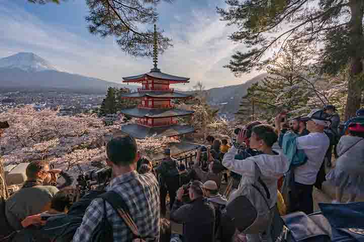 Em uma situação semelhante, em Quioto, em 2019, as autoridades locais passaram a distribuir folhetos e lanternas de papel em uma tentativa de lembrar aos turistas como se comportar no bairro histórico de Gion.