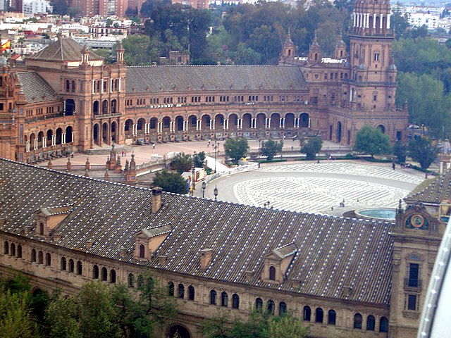 A praça é um dos locais mais importantes na cultura local, palco de espetáculos e desfiles de moda a céu aberto.  Sevilha é a terceira cidade mais visitada da Espanha.