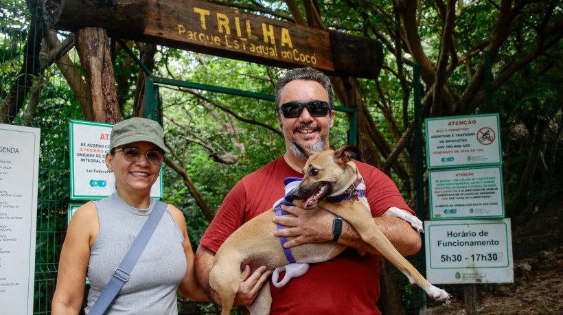 ￼FÁBIO Lobo, 50, com a esposa e a cachorra do casal, Kora 