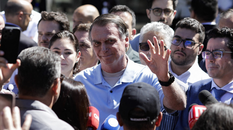 O ex-presidente Jair Bolsonaro foi recebido por apoiadores ao deixar a cl&iacute;nica DF Star, em Bras&iacute;lia