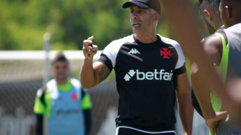 Interino justifica ausência de Vegetti, valoriza atuação da equipe e diz acreditar estar no caminho certo mesmo após revés