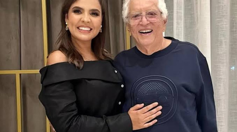 Humorista Carlos Alberto de Nóbrega fala sobre relação com a médica Renata Domingues após críticas na internet
