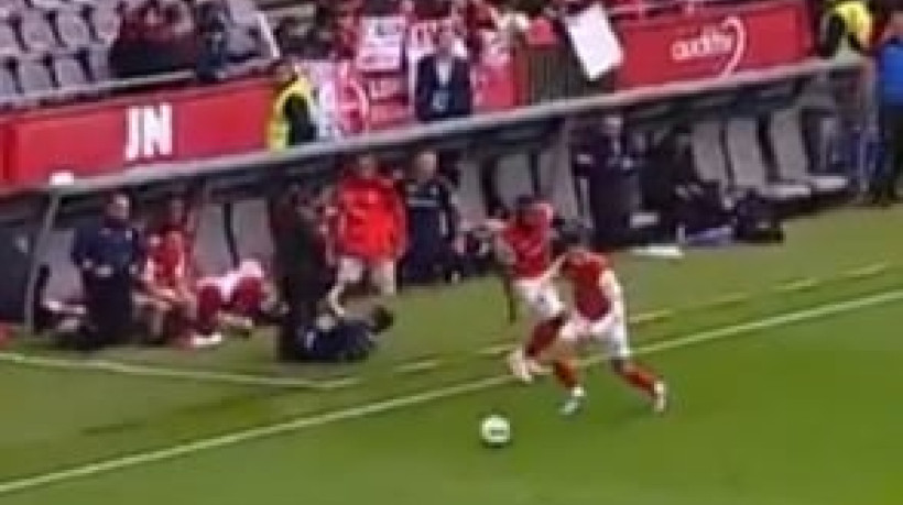 Carlos Carvalhal, do Braga, foi atingido por um jogador do Santa Clara e sofreu uma luxação. Treinador nem compareceu à entrevista pós-jogo