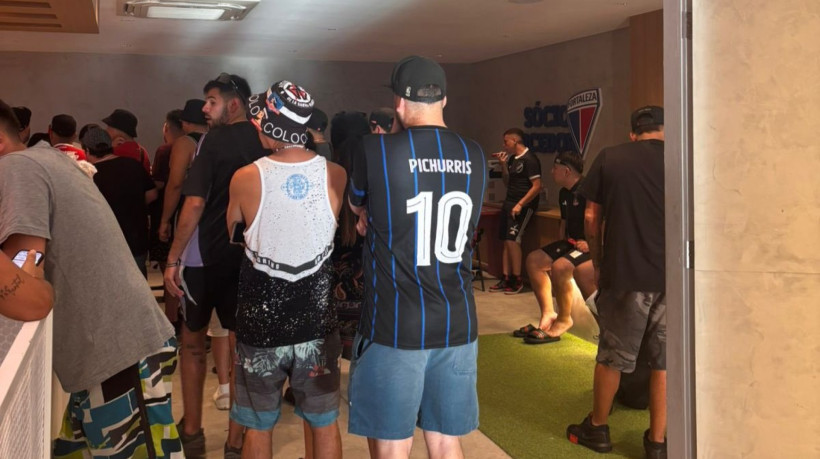 Torcedores do Colo-Colo, do Chile, foram flagrados comprando ingressos para duelo diante do Fortaleza, mesmo punidos