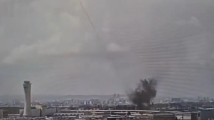 Imagem mostra explosão nas proximidades do aeroporto da capital israelense