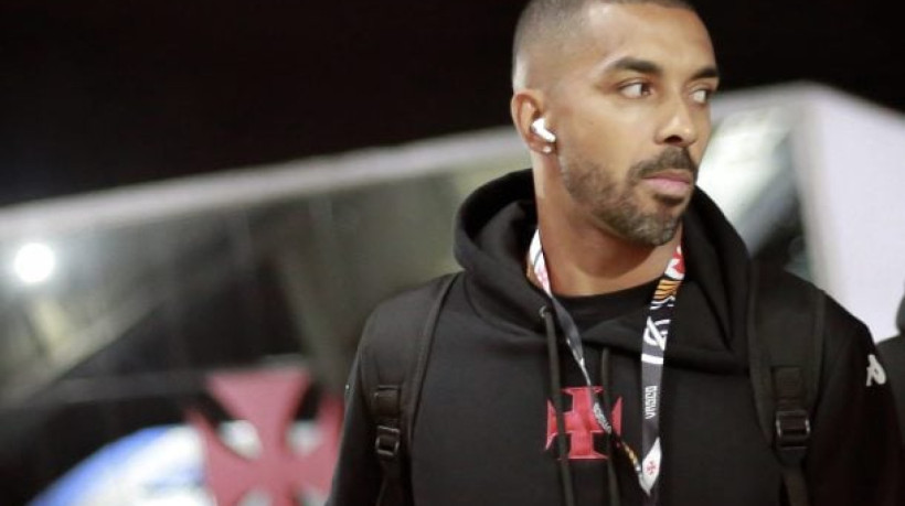 Lateral leva terceiro amarelo e é o primeiro a desfalcar o Vasco por suspensão; antes, porém, time joga pela Sul-Americana