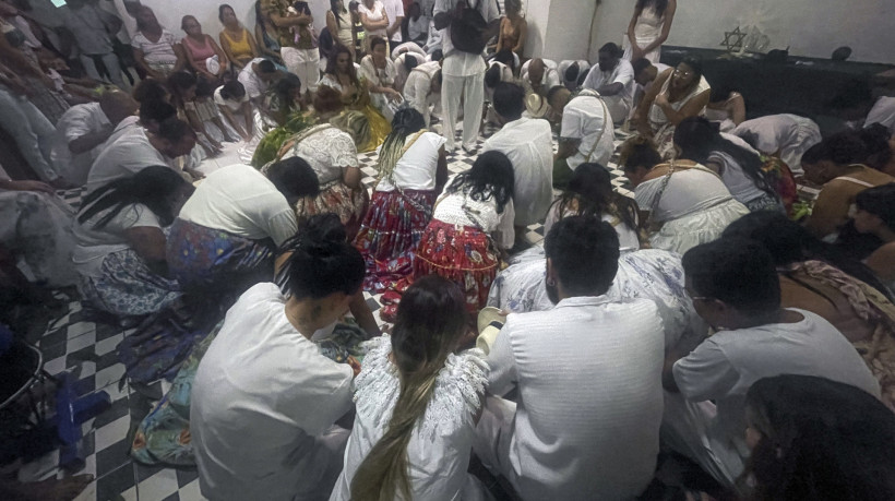Juremeiro &Aacute;lvaro Dutra est&aacute; no centro, cercado por fi&eacute;is ajoelhados, durante uma longa cerim&ocirc;nia com dan&ccedil;a, tambores e c&acirc;nticos em homenagem &agrave; jurema e aos esp&iacute;ritos que eles acreditam invocar, em Planaltina (DF). Pesquisas na China, Coreia do Sul, Estados Unidos, Finl&acirc;ndia e Reino Unido sugerem que a jurema preta (Mimosa tenuiflora), uma planta usada em rituais ind&iacute;genas e que cont&eacute;m dimetiltriptamina (DMT) psicod&eacute;lica em suas ra&iacute;zes, pode aliviar a depress&atilde;o