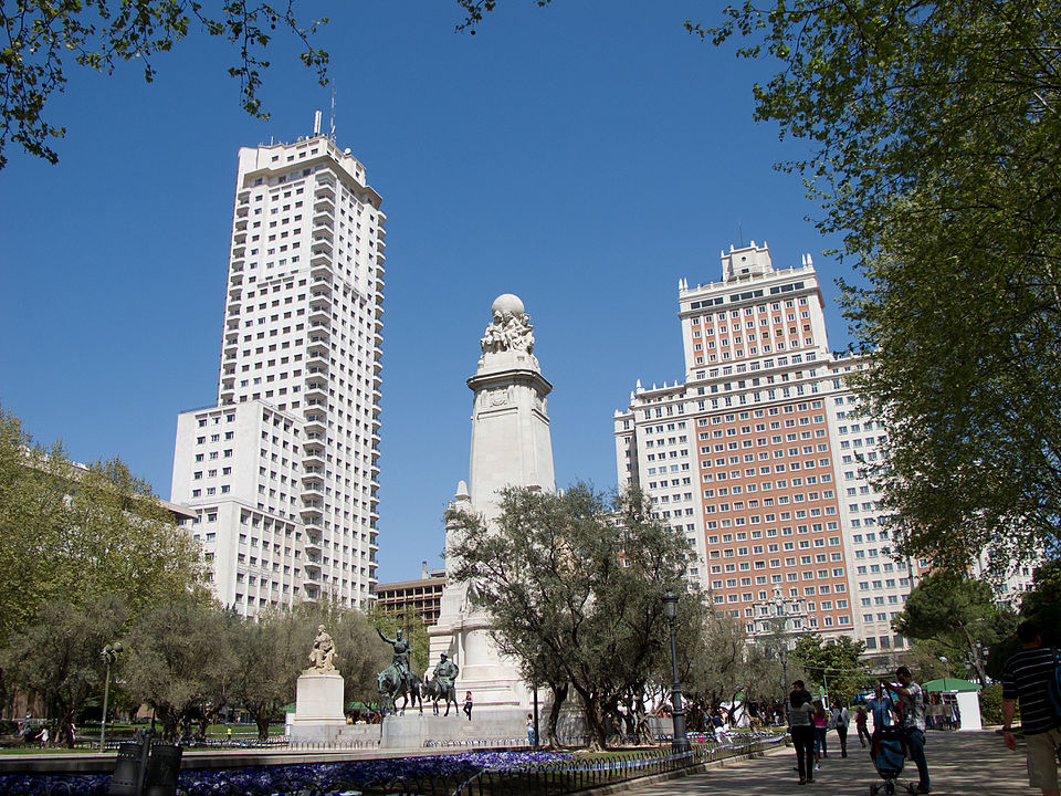 Inclusive a capital, Madrid, tem a sua  Plaza de España, no Centro da cidade. É da praça que sai a principal rua da cidade, a Gran Via. E nessa área ficam duas importantes construções: o Edifício España e a Torre de Madrid. 
