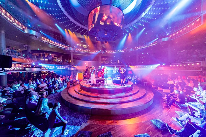 As opções de entretenimento são variadas: são 17 bares, 21 piscinas, 17 restaurantes e um teatro com assentos em 360º. Além disso, o AIDAnova ainda tem um cassino equipado com 40 máquinas caça-níqueis.






