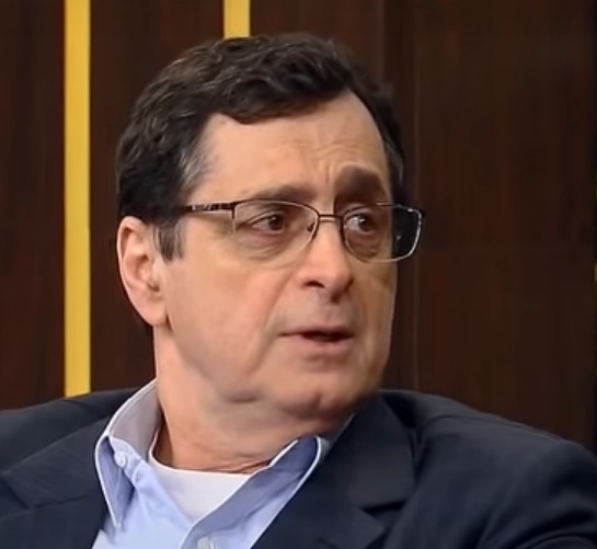 9º - Antero Greco - O dia 16 de maio de 2024 ficou marcado como um dos mais tristes da história do jornalismo esportivo. Afinal, o comunicador morreu, em São Paulo, aos 69 anos na mesma data que o narrador Silvio Luiz. O radialista Washington Luiz havia morrido na noite anterior. 