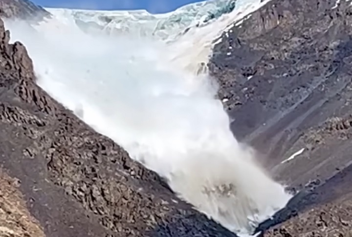 Outro tipo perigoso é a avalanche de deslizamento basal, quando a neve se desprende desde a base devido à água derretida ou superfícies escorregadias.