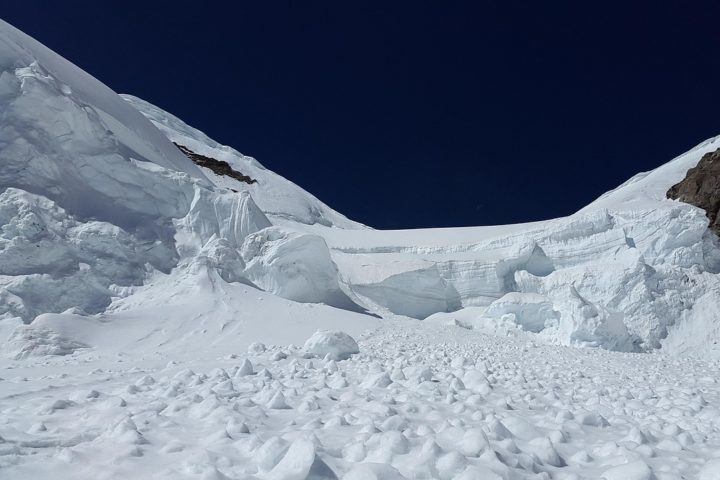 Imagine estar coberto por mais de um metro de neve e ainda sair dessa para contar a história!