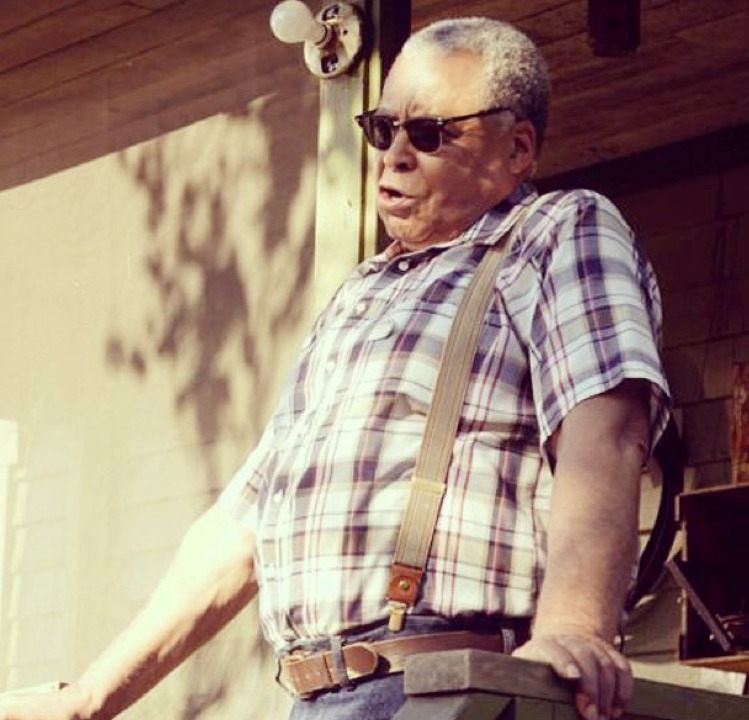 A voz cavernosa de Darth Vader é do ator James Earl Jones, um dos maiores do cinema americano. Nascido no Mississippi em 17/1/1931, ele também passou dos 90 anos, tornando-se um dos mais longevos na profissão. 